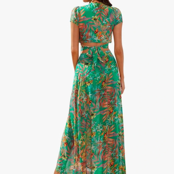 Green two piece outfit - Picture 5 of 7